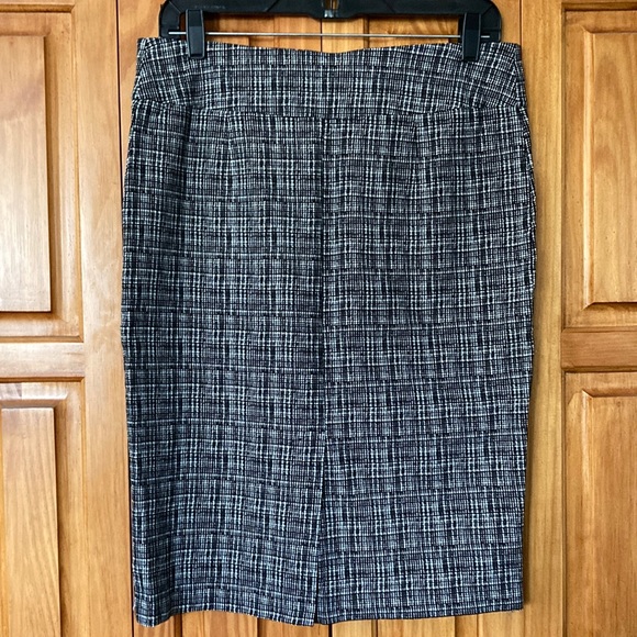 Zac & Rachel; Pencil Skirt; Black/White Pattern; - Picture 2 of 4